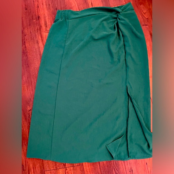 Green midi skirt with slit - Picture 1 of 3